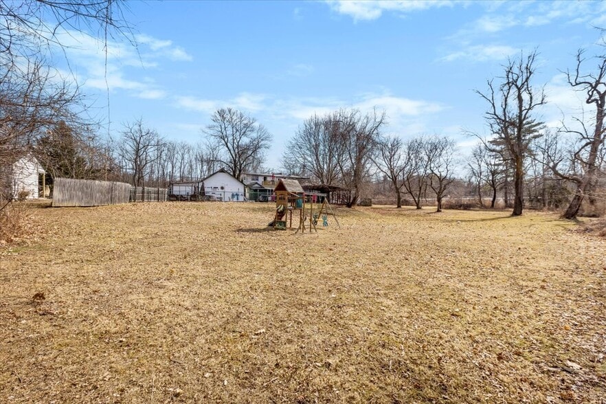 More Photos Of 1049 River Rd, Selkirk Hotel For Sale