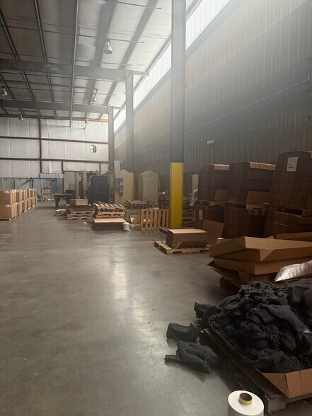 More Photos Of 915-917 Newsome St, Mount Airy Manufacturing For Lease