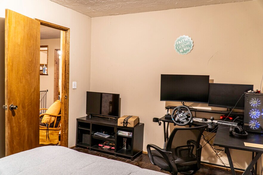 More Photos Of 120 N Main St, Yale Light Manufacturing For Sale