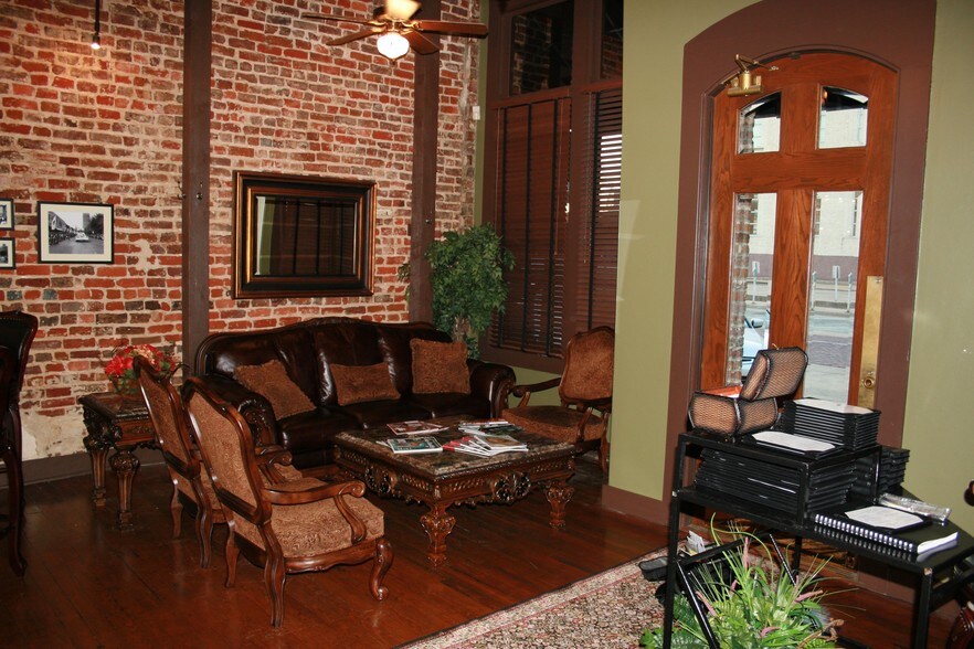 More Photos Of 111 E Erwin St, Tyler Storefront Retail Office For Lease