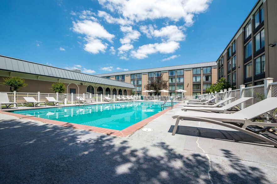 More Photos Of 1471 E Brooks Rd, Memphis Hotel For Sale