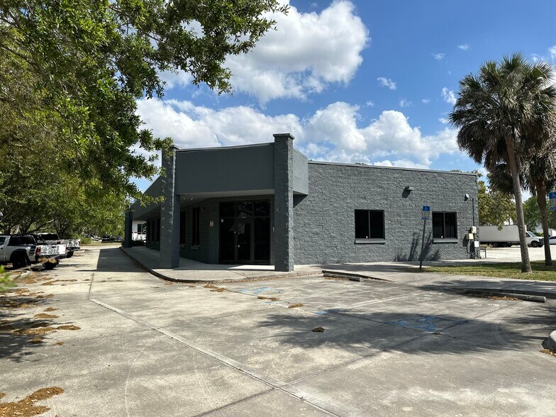 More Photos Of 733-737 Commerce Dr, Venice Unknown For Lease