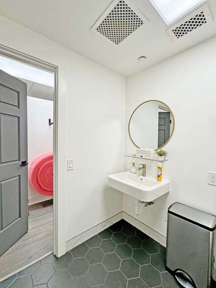 More Photos Of 1525 State St, Santa Barbara Office For Sale