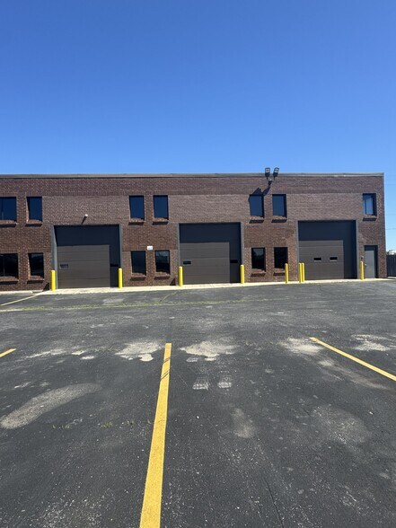 More Photos Of 621 Busse Rd, Bensenville Warehouse For Lease