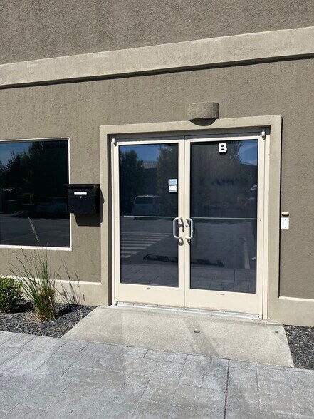 More Photos Of 8601 W Clearwater Ave, Kennewick Office For Sale