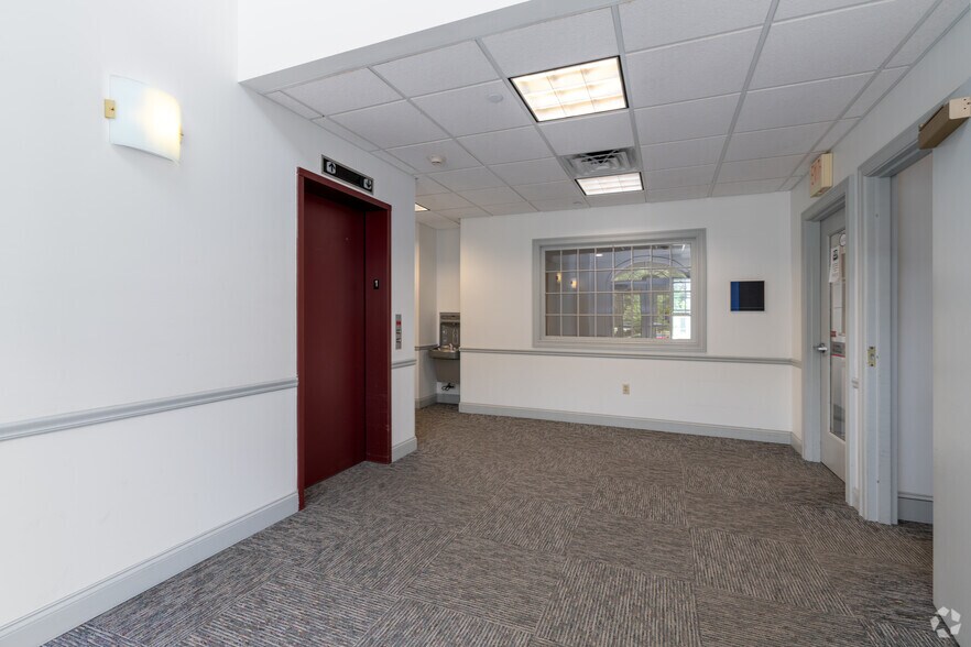 More Photos Of 118 Portsmouth Ave, Stratham Unknown For Lease