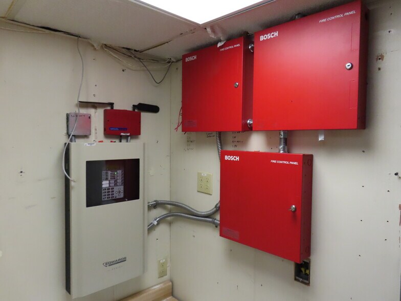 More Photos Of 1910-1920 5th St, Davis Light Manufacturing For Sale