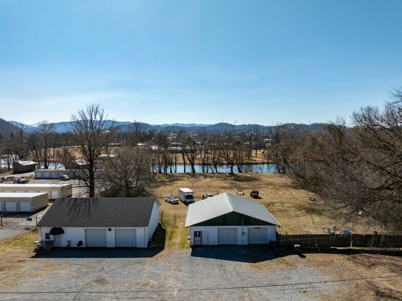 More Photos Of 215 Lovers Ln, Elizabethton Flex For Sale