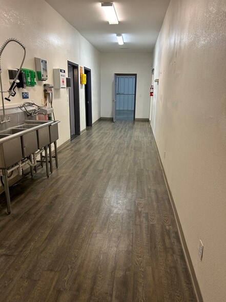 More Photos Of 700 S Bennett Dr, Dewey Warehouse For Lease