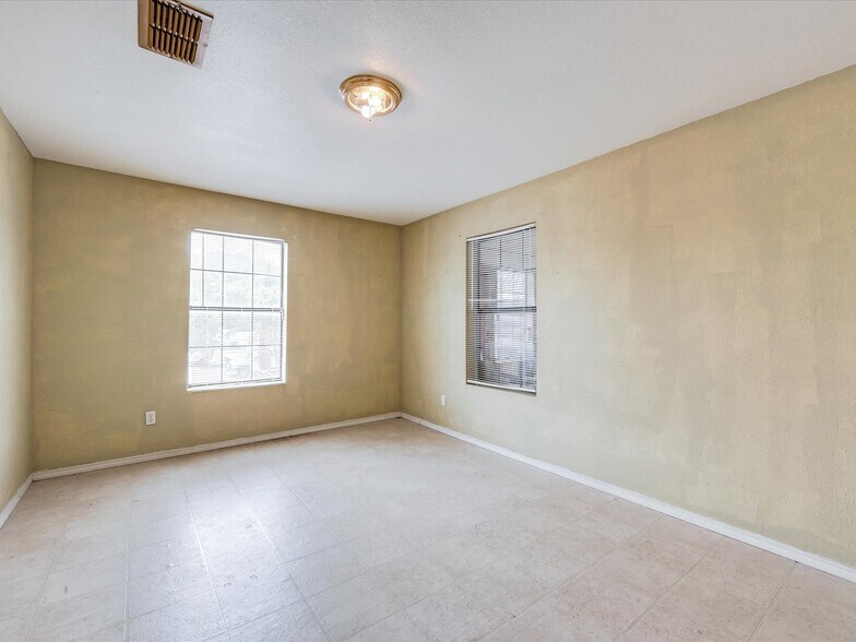 More Photos Of 1201 E Long Ave, Fort Worth General Retail For Sale