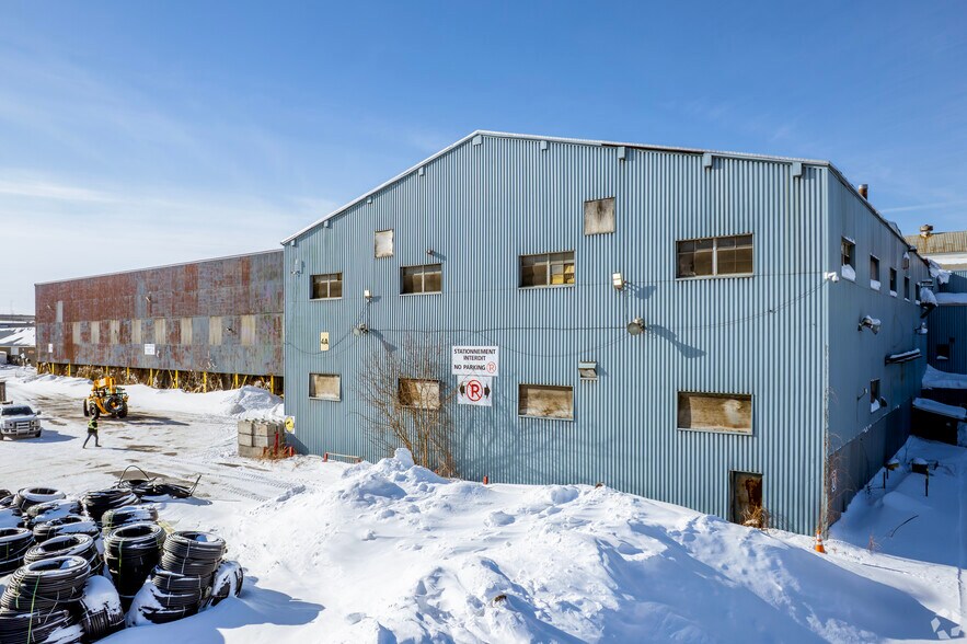 More Photos Of 300 Rue de la Berge-du-Canal, Montréal Warehouse For Lease
