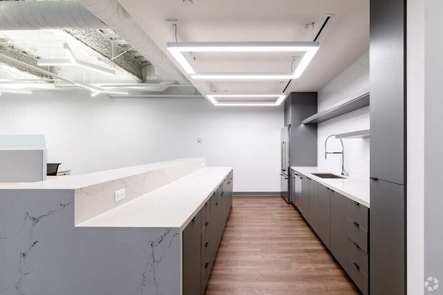 More Photos Of 1415 W 22nd St, Oak Brook Office For Lease