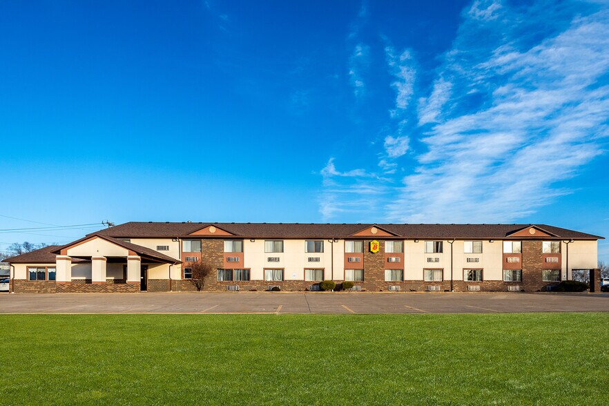 More Photos Of 210 10th St SE, Oelwein Hotel For Sale