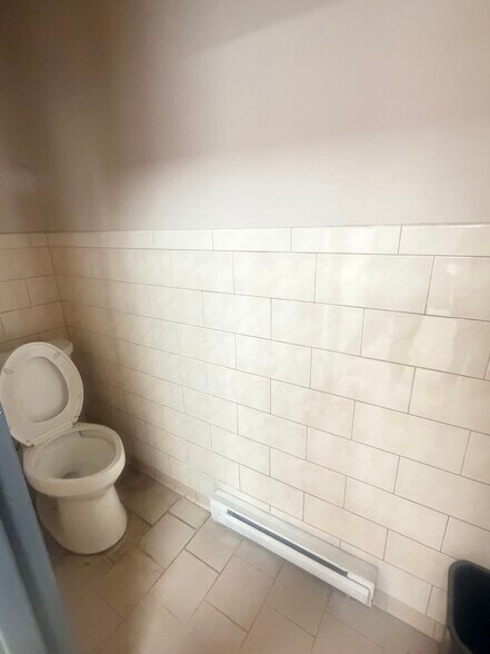 More Photos Of 2047 129th St, Flushing Freestanding For Lease