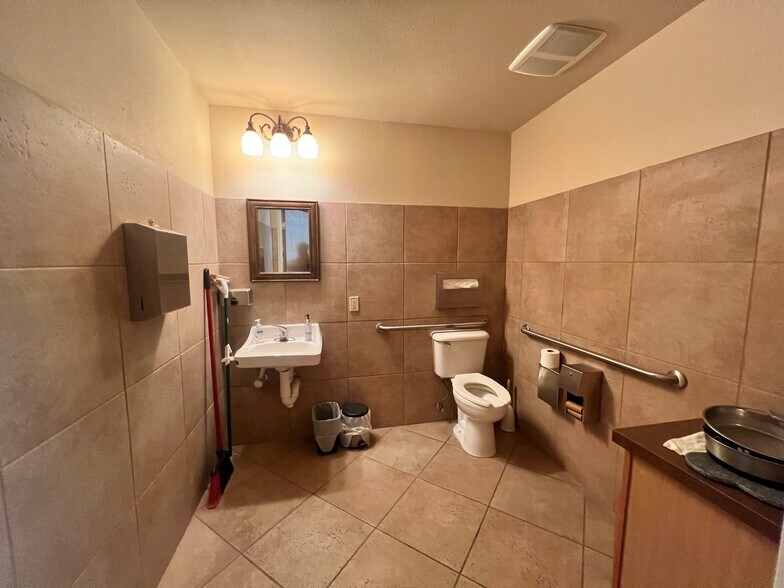 More Photos Of 6677 W Thunderbird Rd, Glendale Medical For Sale