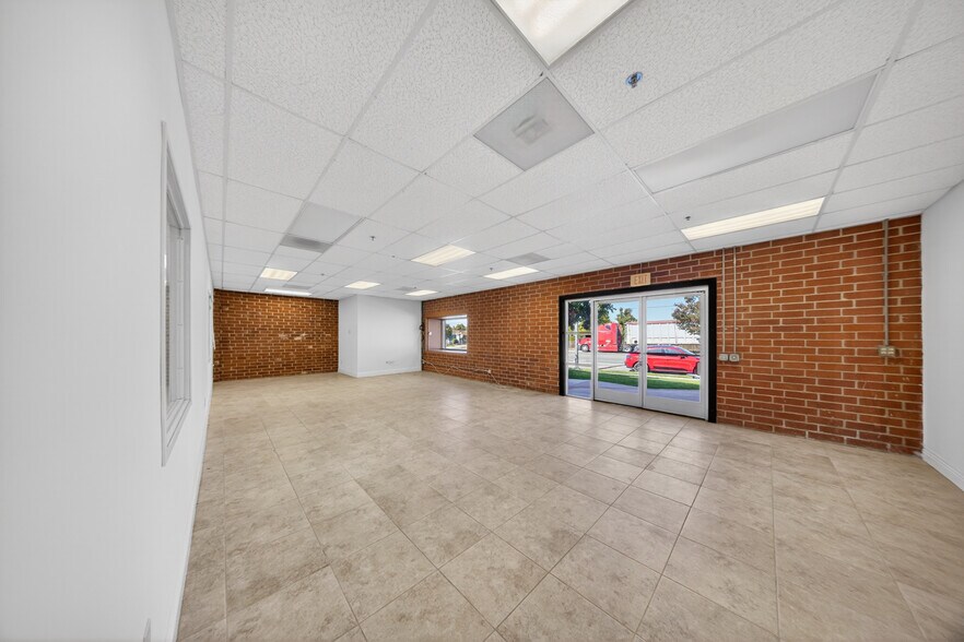 More Photos Of 7608-7684 N Clybourn Ave, Sun Valley Light Manufacturing For Lease