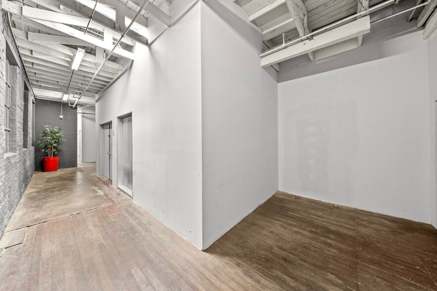 More Photos Of 119 W 36th Pl, Los Angeles Flex For Lease