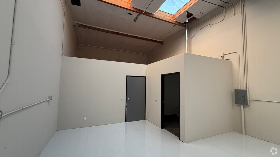 More Photos Of 350 E Orangethorpe Ave, Placentia Warehouse For Lease