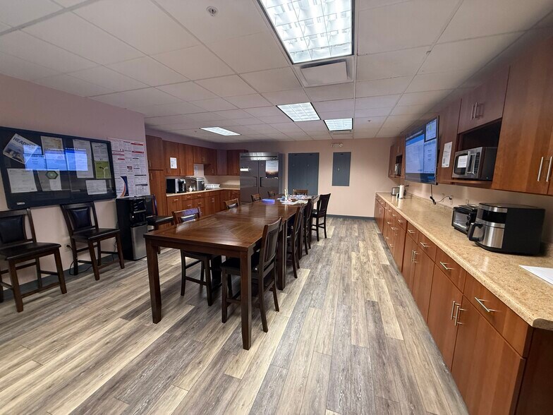 More Photos Of 300-310 Seven Fields Blvd, Seven Fields Office For Lease