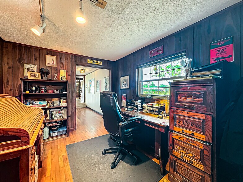 More Photos Of 7001 W Jones Ave, Mount Dora Airplane Hangar For Sale