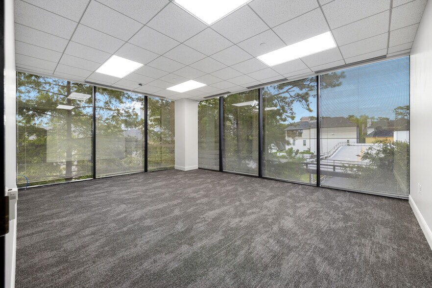 More Photos Of 17 S Briar Hollow Ln, Houston Office Residential For Lease