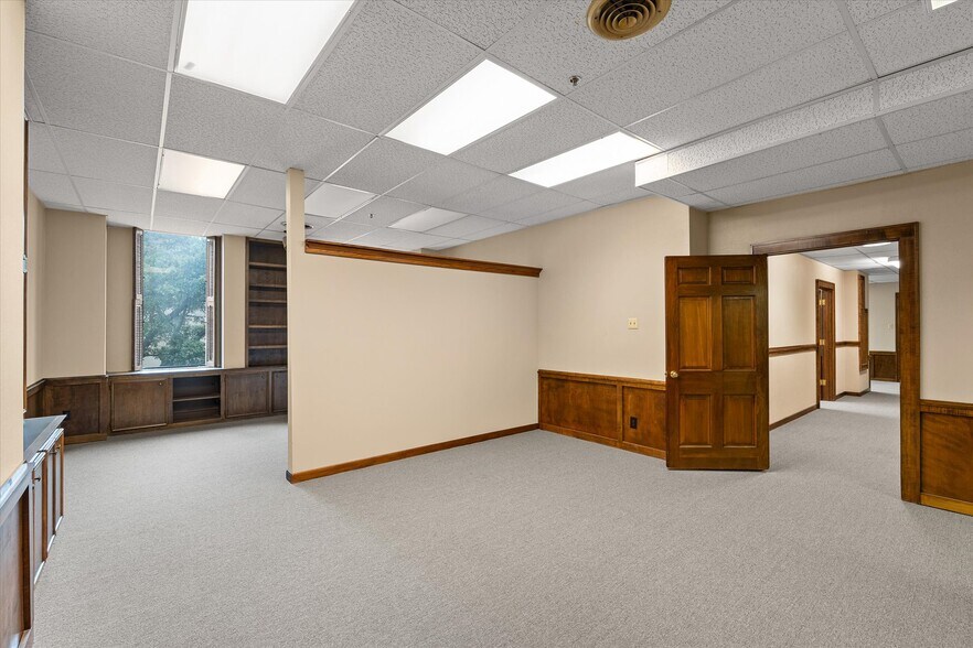 More Photos Of 610 Marshall St, Shreveport Office For Sale