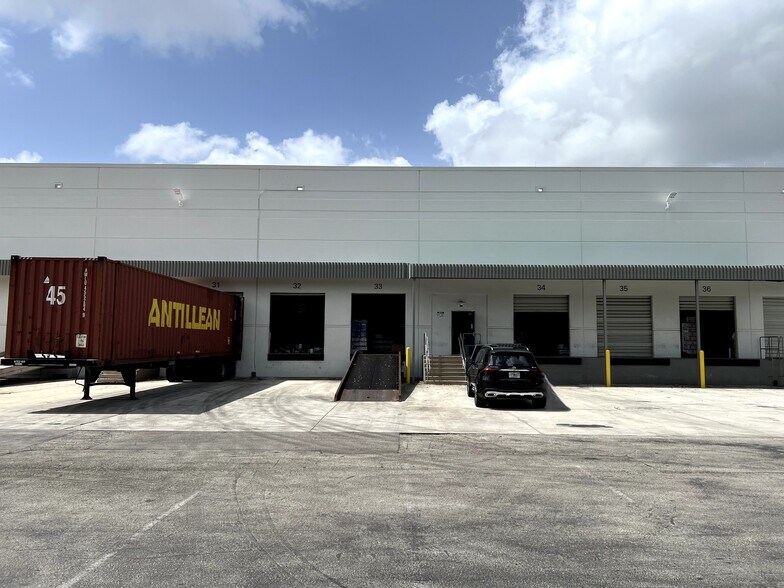More Photos Of 3951-4049 SW 30th Ave, Fort Lauderdale Warehouse For Lease