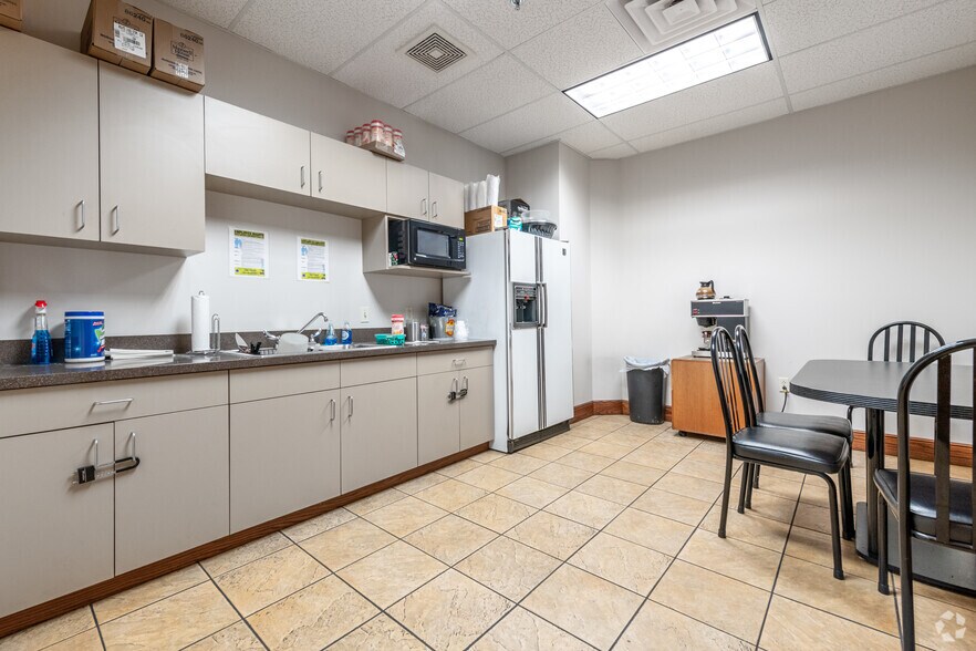 More Photos Of 5900 Pennsylvania Ave, Maple Heights Distribution For Lease