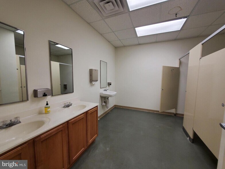 More Photos Of 3619 Richmond Hwy, Stafford Light Distribution For Sale