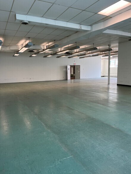 More Photos Of 2164 Tedrow Rd, Toledo Showroom For Lease