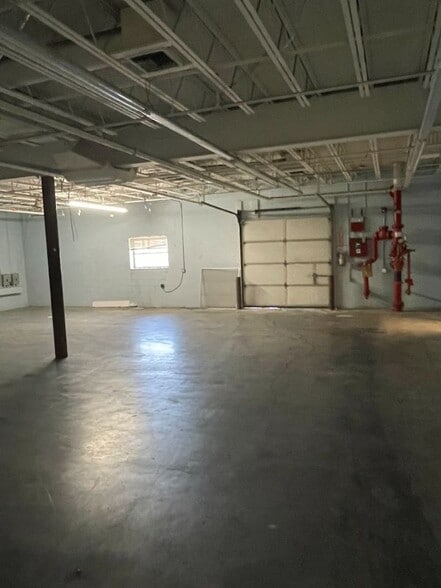 More Photos Of 2409 Sycamore Dr, Knoxville Showroom For Lease