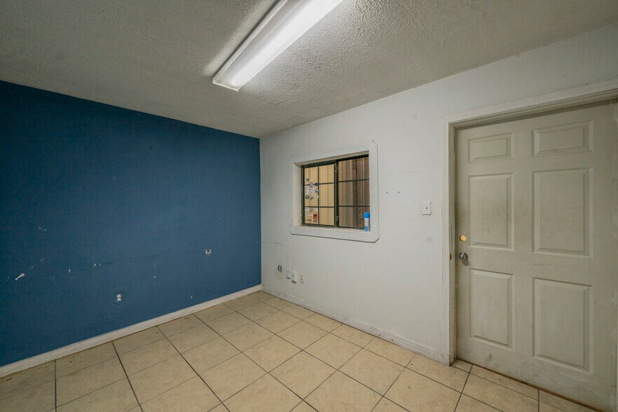 More Photos Of 2833 Roosevelt Ave, San Antonio Warehouse For Lease
