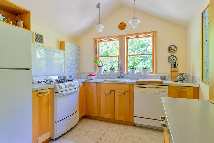 More Photos Of 5355 NY-212 Rt, Mount Tremper Hotel For Sale