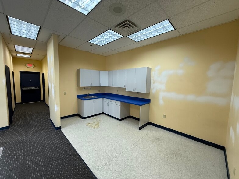 More Photos Of 9275 W Flamingo Rd, Las Vegas Freestanding For Lease