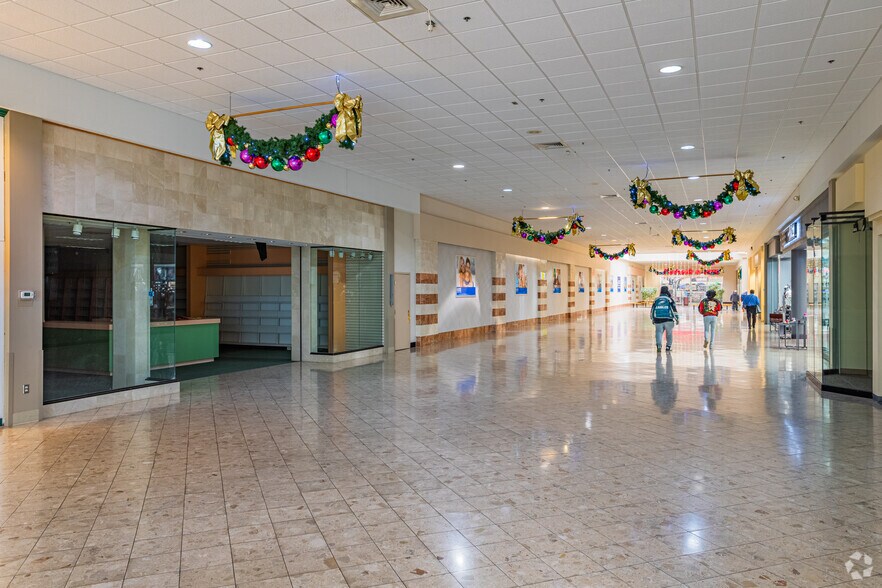 More Photos Of 2917 N Vermilion st, Danville General Retail For Sale