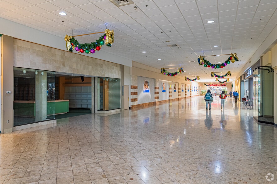 More Photos Of 2917 N Vermilion st, Danville General Retail For Lease
