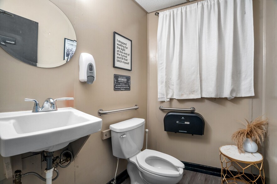 More Photos Of 220 Southfield Rd, Ecorse Storefront Retail Residential For Sale
