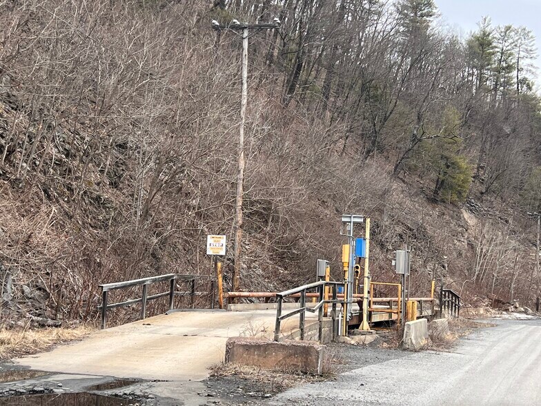 More Photos Of 1686 Tipple Rd, Karthaus Service For Sale