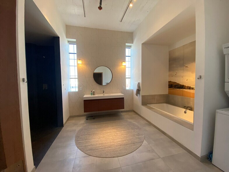 More Photos Of 405 Towne Ave, Los Angeles Showroom For Sale
