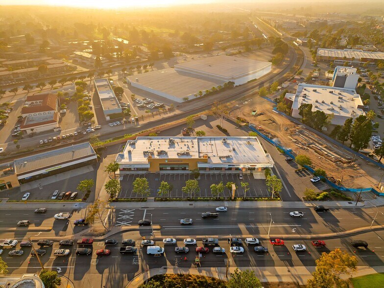 More Photos Of 2351-2381 Vineyard Ave, Oxnard General Retail For Lease