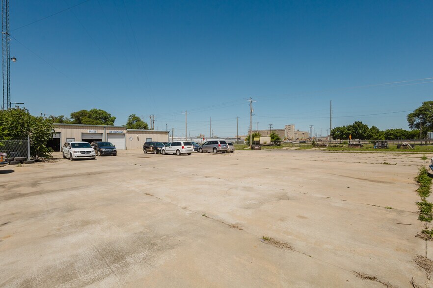 More Photos Of 2555 N Market St, Wichita Auto Repair For Sale