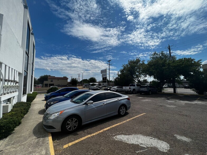 More Photos Of 102 E Calton Rd, Laredo Storefront Retail Office For Sale