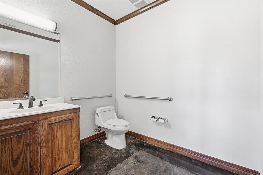 More Photos Of 1117 Glade Rd, Colleyville Medical For Lease