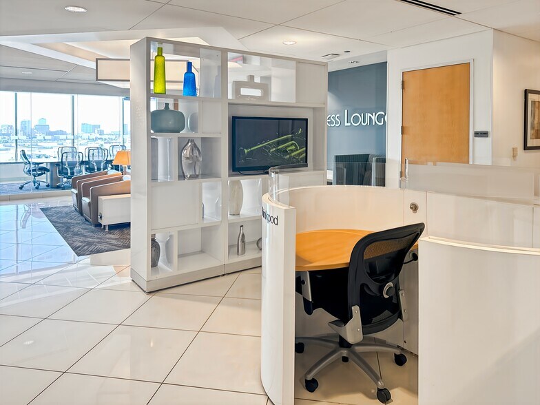 More Photos Of 915-939 W North Ave, Chicago Coworking Space