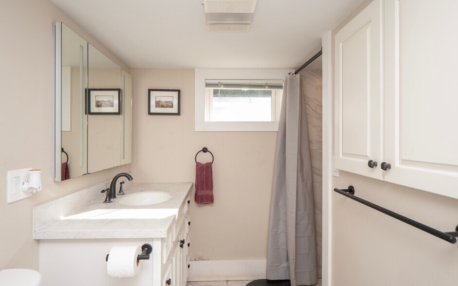 More Photos Of 999 Aquidneck Ave, Middletown Flex For Sale