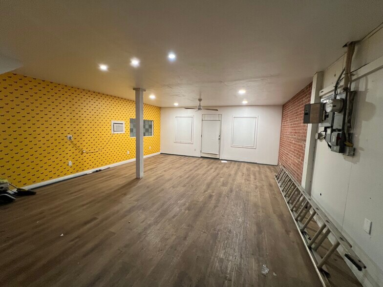 More Photos Of 2118 19th St, Sacramento Light Distribution For Lease