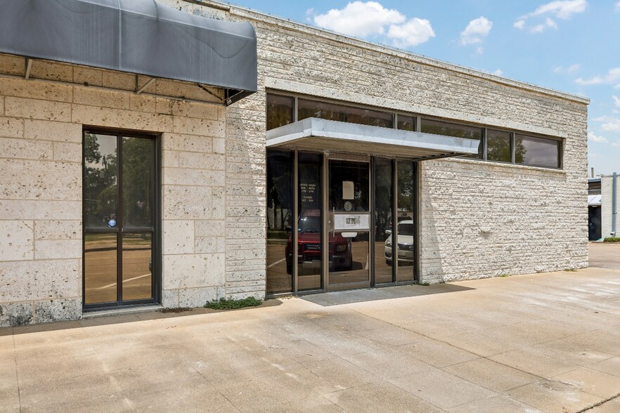 Primary Photo Of 910 4th St, Rosenberg Office For Sale