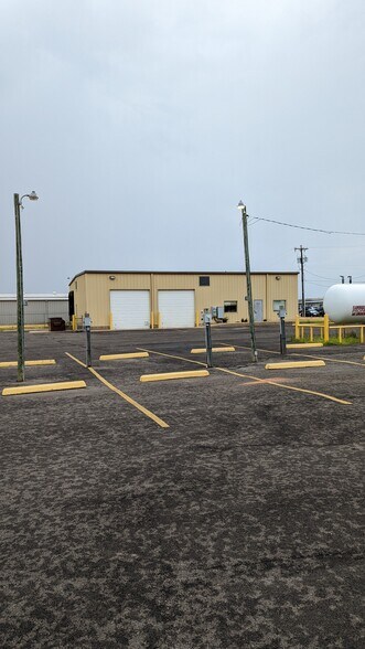 More Photos Of 1416 Twin Oaks St, Wichita Falls Warehouse For Lease