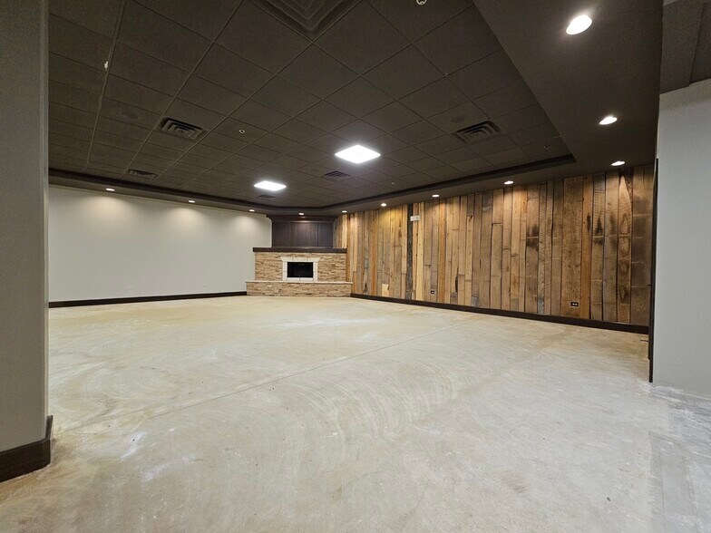 More Photos Of 524 W State St, Geneva Storefront Retail Office For Lease