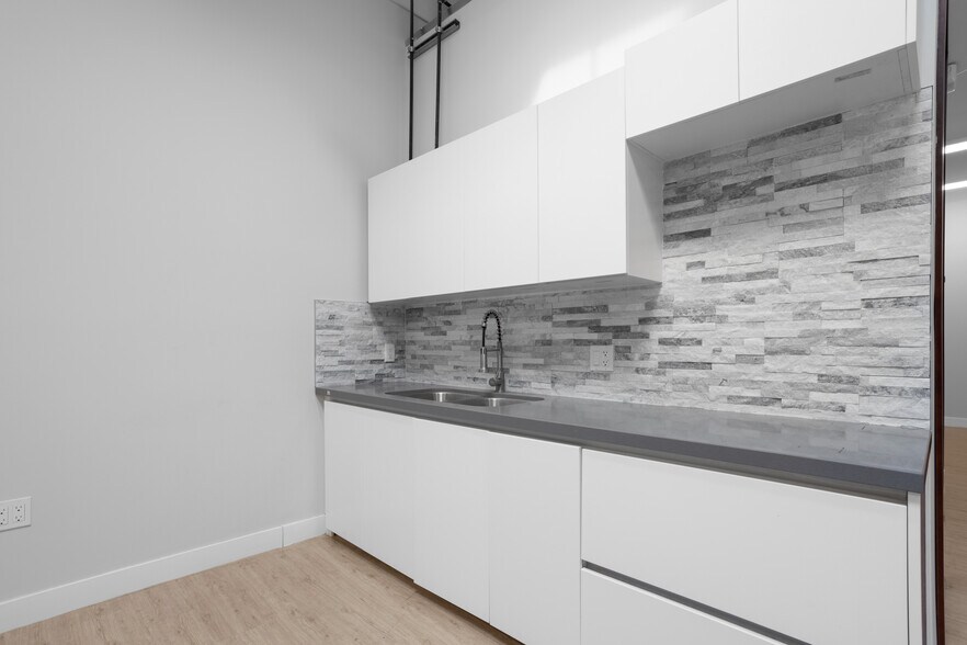 More Photos Of 3751-3761 S Hill St, Los Angeles Warehouse For Lease